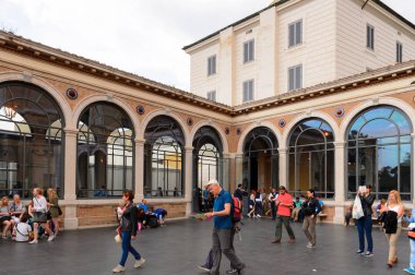 Vatikan, Vatikan - 7 Mayıs 2016: Vatikan Müzeleri'nde Pinecone Avlusu. 1506 yılında kurulmuştur.