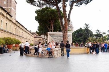 Vatikan, Vatikan - 7 Mayıs 2016: Vatikan Müzeleri'nde Pinecone Avlusu. 1506 yılında kurulmuştur.