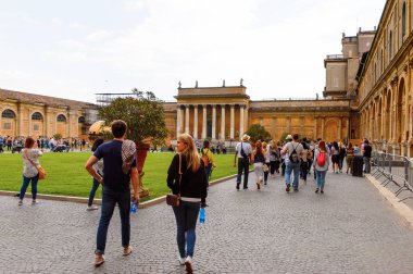 Vatikan, Vatikan - 7 Mayıs 2016: Vatikan Müzeleri'nde Pinecone Avlusu. 1506 yılında kurulmuştur.