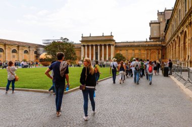 Vatikan, Vatikan - 7 Mayıs 2016: Vatikan Müzeleri'nde Pinecone Avlusu. 1506 yılında kurulmuştur.