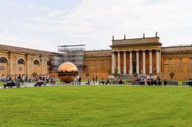 Vatikan, Vatikan - 7 Mayıs 2016: Vatikan Müzeleri'nde Pinecone Avlusu. 1506 yılında kurulmuştur.