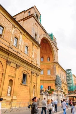 Vatikan, Vatikan - 7 Mayıs 2016: Vatikan Müzeleri'nde Pinecone Avlusu. 1506 yılında kurulmuştur.