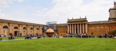 Vatikan, Vatikan - 7 Mayıs 2016: Vatikan Müzeleri'nde Pinecone Avlusu. 1506 yılında kurulmuştur.