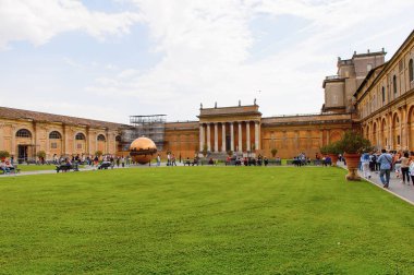 Vatikan, Vatikan - 7 Mayıs 2016: Vatikan Müzeleri'nde Pinecone Avlusu. 1506 yılında kurulmuştur.
