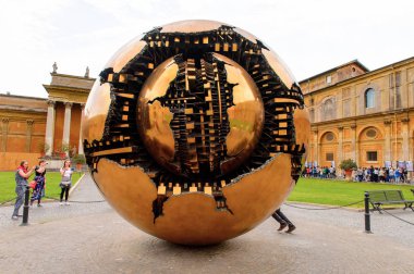 Vatikan, Vatikan - 7 Mayıs 2016: Vatikan Müzeleri'nde Pinecone Avlusu Küre. 1506 yılında kurulmuştur.