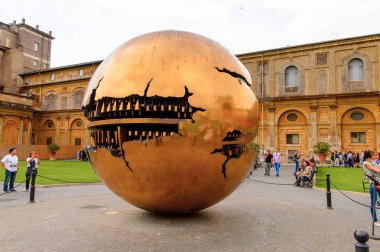 Vatikan, Vatikan - 7 Mayıs 2016: Vatikan Müzeleri'nde Pinecone Avlusu Küre. 1506 yılında kurulmuştur.