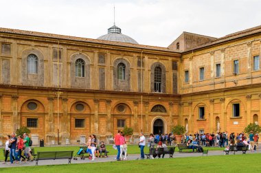Vatikan, Vatikan - 7 Mayıs 2016: Vatikan Müzeleri'nde Pinecone Avlusu. 1506 yılında kurulmuştur.