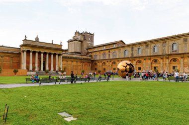 Vatikan, Vatikan - 7 Mayıs 2016: Vatikan Müzeleri'nde Pinecone Avlusu. 1506 yılında kurulmuştur.