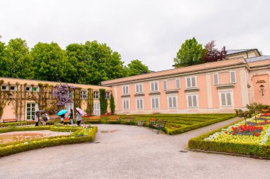 Salzburg, Avusturya - 1 Mayıs 2016: Salzburg, Avusturya'da bahçe. Avusturya'nın dördüncü büyük şehridir.