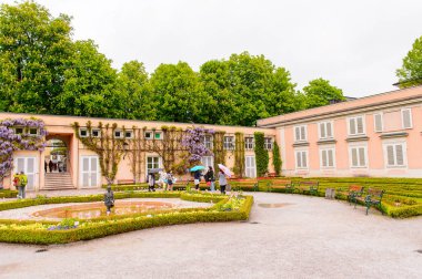 Salzburg, Avusturya - 1 Mayıs 2016: Salzburg, Avusturya'da bahçe. Avusturya'nın dördüncü büyük şehridir.