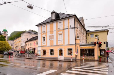 Salzburg, Avusturya - 1 Mayıs 2016: Akşam Salzburg Güzel Mimarisi, Avusturya. Avusturya'nın dördüncü büyük şehridir.