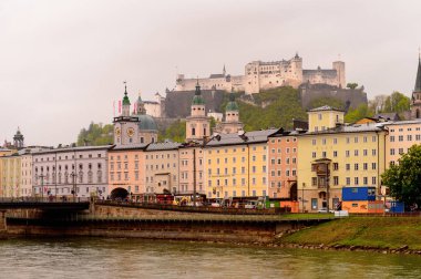 Salzburg, Avusturya - 1 Mayıs 2016: Akşam Salzburg Güzel Mimarisi, Avusturya. Avusturya'nın dördüncü büyük şehridir.
