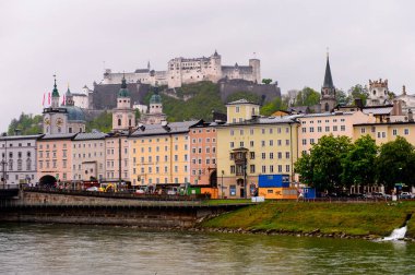 Salzburg, Avusturya - 1 Mayıs 2016: Akşam Salzburg Güzel Mimarisi, Avusturya. Avusturya'nın dördüncü büyük şehridir.