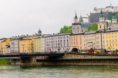 Salzburg, Avusturya - 1 Mayıs 2016: Akşam Salzburg Güzel Mimarisi, Avusturya. Avusturya'nın dördüncü büyük şehridir.