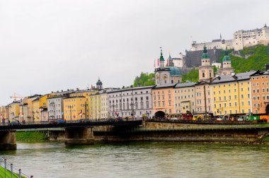 Salzburg, Avusturya - 1 Mayıs 2016: Akşam Salzburg Güzel Mimarisi, Avusturya. Avusturya'nın dördüncü büyük şehridir.