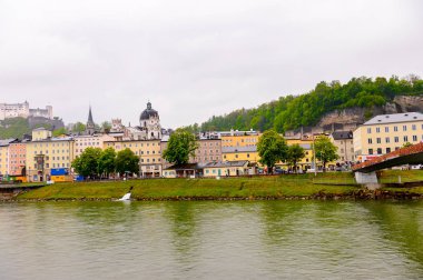 Salzburg, Avusturya - 1 Mayıs 2016: Akşam Salzburg Güzel Mimarisi, Avusturya. Avusturya'nın dördüncü büyük şehridir.