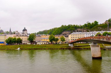 Salzburg, Avusturya - 1 Mayıs 2016: Akşam Salzburg Güzel Mimarisi, Avusturya. Avusturya'nın dördüncü büyük şehridir.