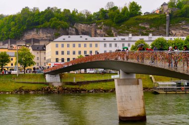 Salzburg, Avusturya - 1 Mayıs 2016: Akşam Salzburg Güzel Mimarisi, Avusturya. Avusturya'nın dördüncü büyük şehridir.