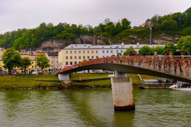 Salzburg, Avusturya - 1 Mayıs 2016: Akşam Salzburg Güzel Mimarisi, Avusturya. Avusturya'nın dördüncü büyük şehridir.