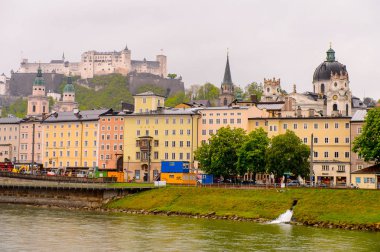 Salzburg, Avusturya - 1 Mayıs 2016: Akşam Salzburg Güzel Mimarisi, Avusturya. Avusturya'nın dördüncü büyük şehridir.