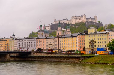 Salzburg, Avusturya - 1 Mayıs 2016: Akşam Salzburg Güzel Mimarisi, Avusturya. Avusturya'nın dördüncü büyük şehridir.