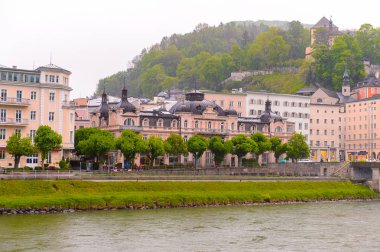 Salzburg, Avusturya - 1 Mayıs 2016: Salzburg, Avusturya'nın güzel mimarisi. Avusturya'nın dördüncü büyük şehridir.