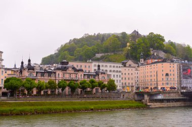 Salzburg, Avusturya - 1 Mayıs 2016: Salzburg, Avusturya'nın güzel mimarisi. Avusturya'nın dördüncü büyük şehridir.