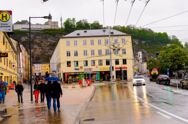 Salzburg, Avusturya - 1 Mayıs 2016: Salzburg, Avusturya'nın güzel mimarisi. Avusturya'nın dördüncü büyük şehridir.