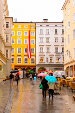 Salzburg, Avusturya - 1 Mayıs 2016: Salzburg, Avusturya'nın güzel mimarisi. Avusturya'nın dördüncü büyük şehridir.