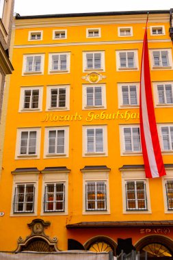 Salzburg, Avusturya - 1 Mayıs 2016: Salzburg, Avusturya'nın güzel mimarisi. Avusturya'nın dördüncü büyük şehridir.