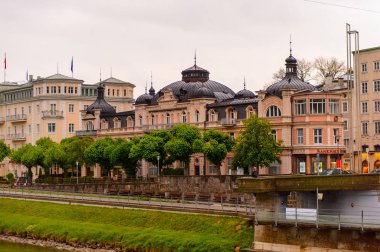 Salzburg, Avusturya - 1 Mayıs 2016: Salzburg, Avusturya'nın güzel mimarisi. Avusturya'nın dördüncü büyük şehridir.