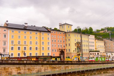 Salzburg, Avusturya - 1 Mayıs 2016: Salzburg, Avusturya'nın güzel mimarisi. Avusturya'nın dördüncü büyük şehridir.