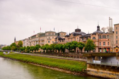 Salzburg, Avusturya - 1 Mayıs 2016: Salzburg, Avusturya'nın güzel mimarisi. Avusturya'nın dördüncü büyük şehridir.