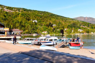 Stresa, İtalya - 3 Mayıs 2016: Stresa'nın tekne iskelesi, Maggiore Gölü kıyısında bir kasaba, Verbano-Cusio-Ossola, Piedmont, İtalya