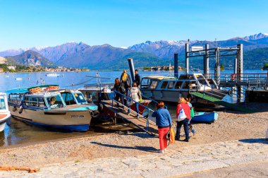 Stresa, İtalya - 3 Mayıs 2016: Stresa'nın tekne iskelesi, Maggiore Gölü kıyısında bir kasaba, Verbano-Cusio-Ossola, Piedmont, İtalya