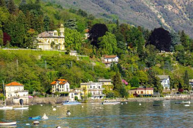 Stresa, İtalya - 3 Mayıs 2016: Lago Maggiore Kıyısı (Büyük Göl), Piedmont, İtalya. Lago Maggiore İtalya'nın ikinci büyük gölüdür