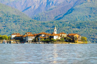 Stresa, İtalya - 3 Mayıs 2016: Lago Maggiore'de (Büyük Göl), Piedmont, İtalya'da Isola Pescatori (Balıkçılar Adası). Lago Maggiore İtalya'nın ikinci büyük gölüdür