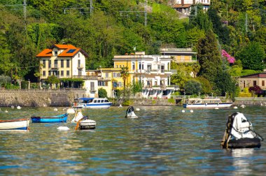 Stresa, İtalya - 3 Mayıs 2016: Lago Maggiore Kıyısı (Büyük Göl), Piedmont, İtalya. Lago Maggiore İtalya'nın ikinci büyük gölüdür