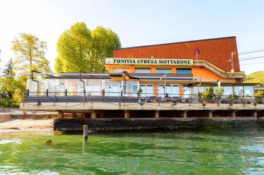 Stresa, İtalya - 3 Mayıs 2016: Stresa'nın tekne iskelesi, Maggiore Gölü kıyısında bir kasaba, Verbano-Cusio-Ossola, Piedmont, İtalya