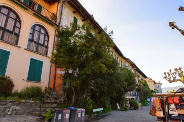 Stresa, İtalya - 3 Mayıs 2016: Lago Maggiore'de (Büyük Göl), Piedmont, İtalya'da Isola Pescatori (Balıkçılar Adası). Lago Maggiore İtalya'nın ikinci büyük gölüdür