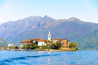 Stresa, İtalya - 3 Mayıs 2016: Lago Maggiore'de (Büyük Göl), Piedmont, İtalya'da Isola Pescatori (Balıkçılar Adası). Lago Maggiore İtalya'nın ikinci büyük gölüdür