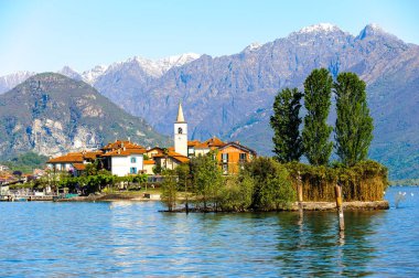 Stresa, İtalya - 3 Mayıs 2016: Lago Maggiore'de (Büyük Göl), Piedmont, İtalya'da Isola Pescatori (Balıkçılar Adası). Lago Maggiore İtalya'nın ikinci büyük gölüdür
