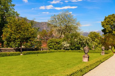 Isola Bella, İtalya - 3 Mayıs 3016: Isola Bella'daki Borromeo Sarayı'nın Bahçeleri. Borromeo Milano'dan önemli bir ailedir.