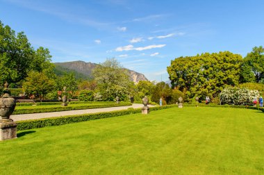 Isola Bella, İtalya - 3 Mayıs 3016: Isola Bella'daki Borromeo Sarayı'nın Bahçeleri. Borromeo Milano'dan önemli bir ailedir.