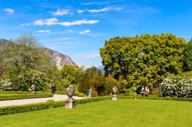 Isola Bella, İtalya - 3 Mayıs 3016: Isola Bella'daki Borromeo Sarayı'nın Bahçeleri. Borromeo Milano'dan önemli bir ailedir.