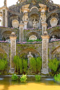 Isola Bella, İtalya - 3 Mayıs 3016: Isola Bella'daki Borromeo Sarayı'nın Bahçeleri. Borromeo Milano'dan önemli bir ailedir.