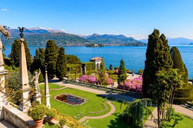 Isola Bella, İtalya - 3 Mayıs 3016: Isola Bella'daki Borromeo Sarayı'nın Bahçeleri. Borromeo Milano'dan önemli bir ailedir.