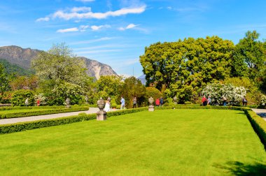 Isola Bella, İtalya - 3 Mayıs 3016: Isola Bella'daki Borromeo Sarayı'nın Bahçeleri. Borromeo Milano'dan önemli bir ailedir.