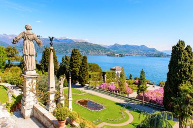 Isola Bella, İtalya - 3 Mayıs 3016: Isola Bella'daki Borromeo Sarayı'nın Bahçeleri. Borromeo Milano'dan önemli bir ailedir.