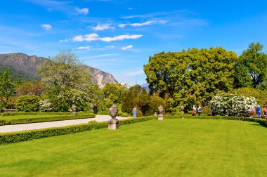 Isola Bella, İtalya - 3 Mayıs 3016: Isola Bella'daki Borromeo Sarayı'nın Bahçeleri. Borromeo Milano'dan önemli bir ailedir.